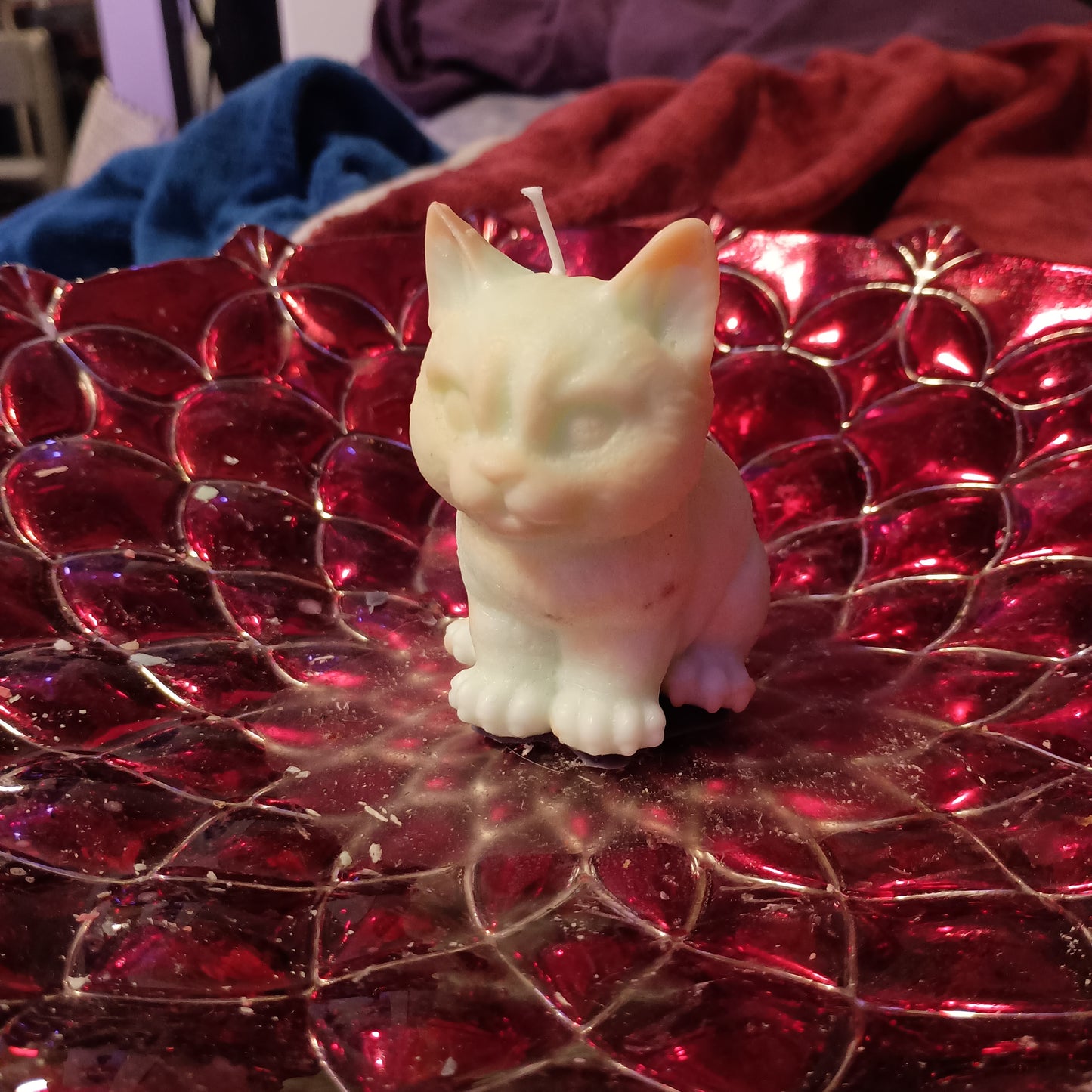 Sitting kitty candle