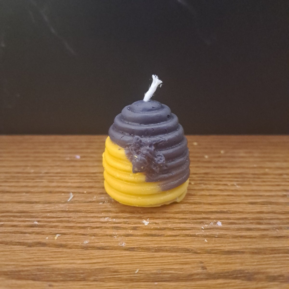 Black and yellow bee hive scented candle4