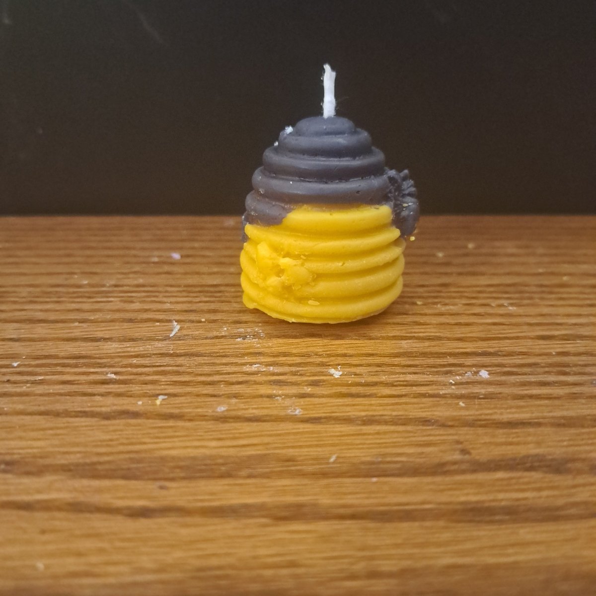 Black and yellow bee hive scented candle4