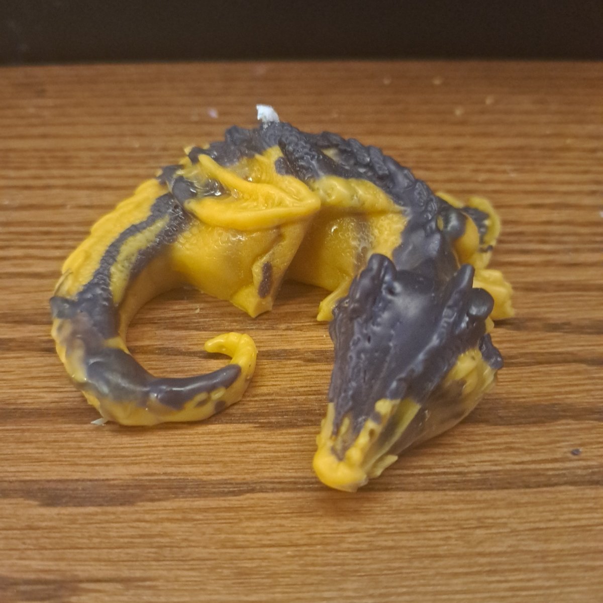 Black and yellow dragon scented candle5