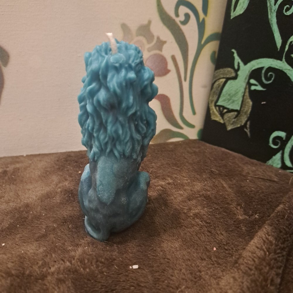 Blue sitting lion scented candle7