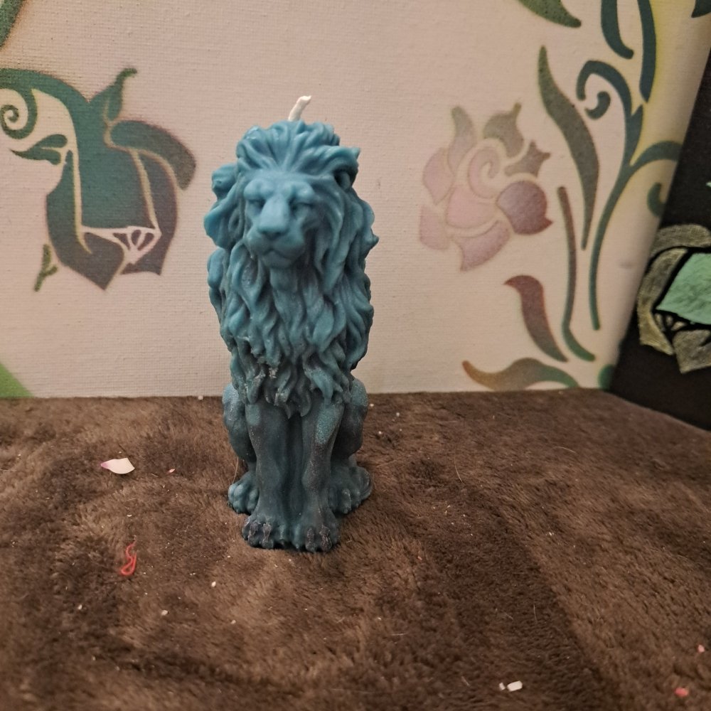 Blue sitting lion scented candle7