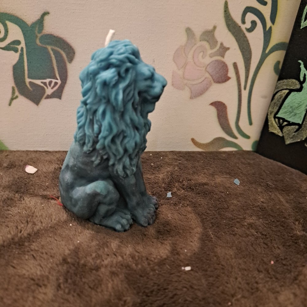 Blue sitting lion scented candle7