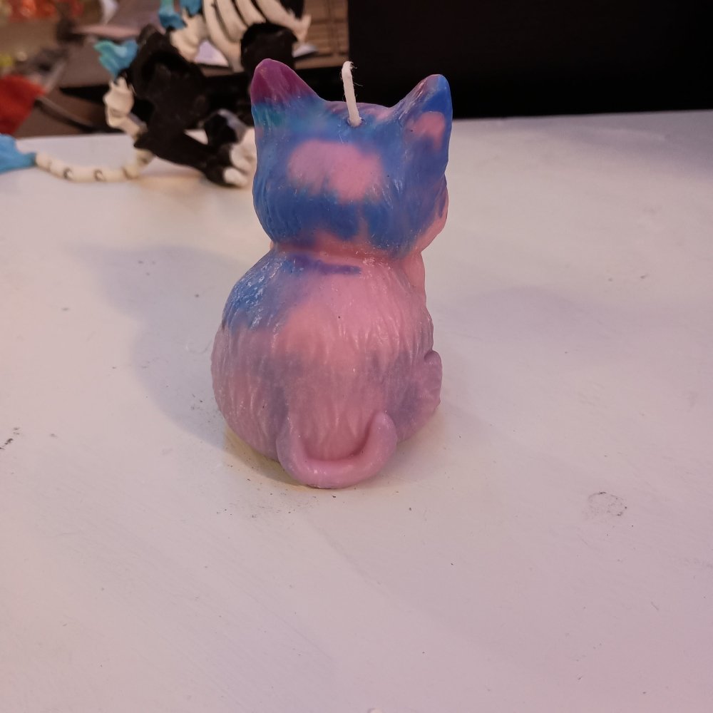 Pink and blue sitting kitty scented candle no8