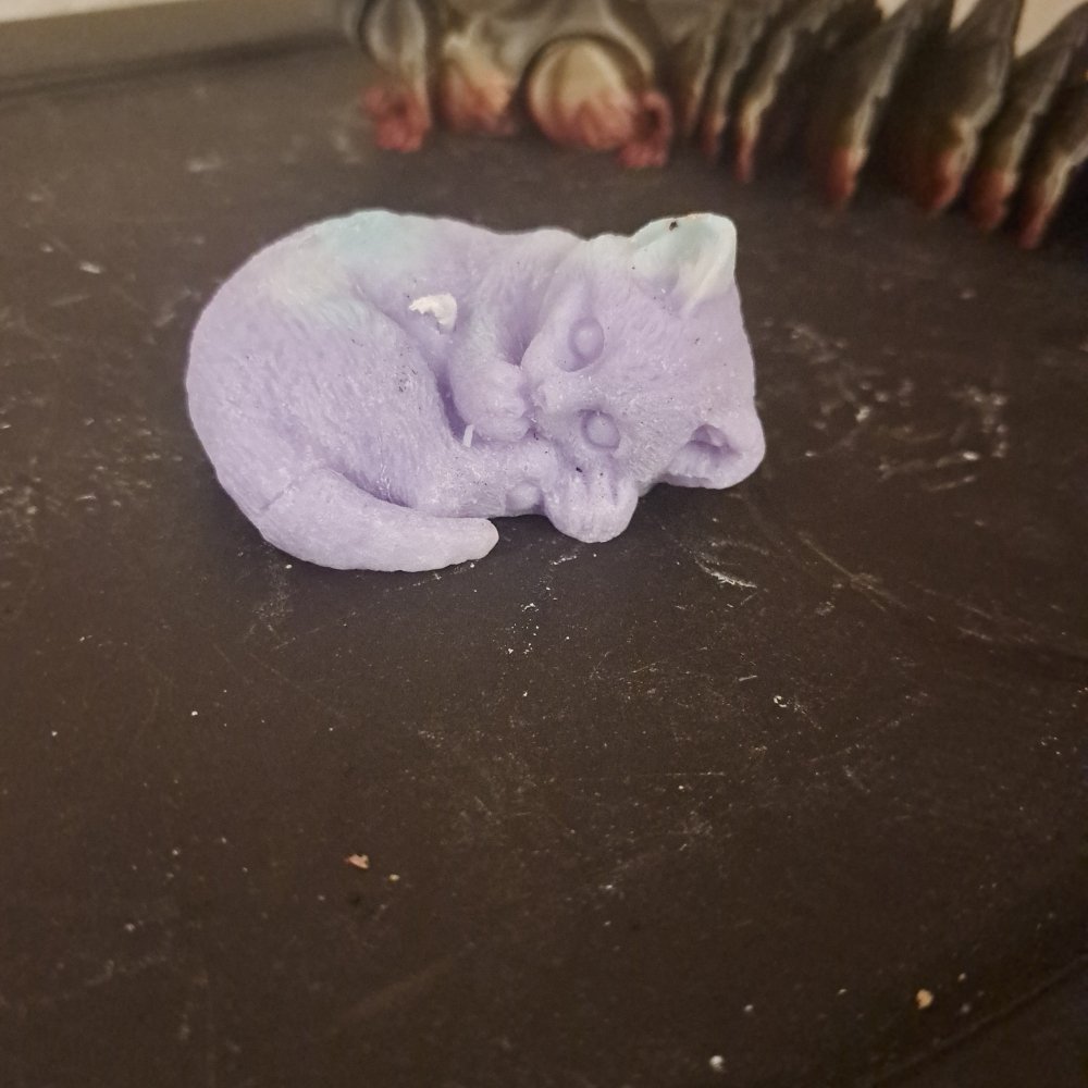 Purple laying kitty scented candle6