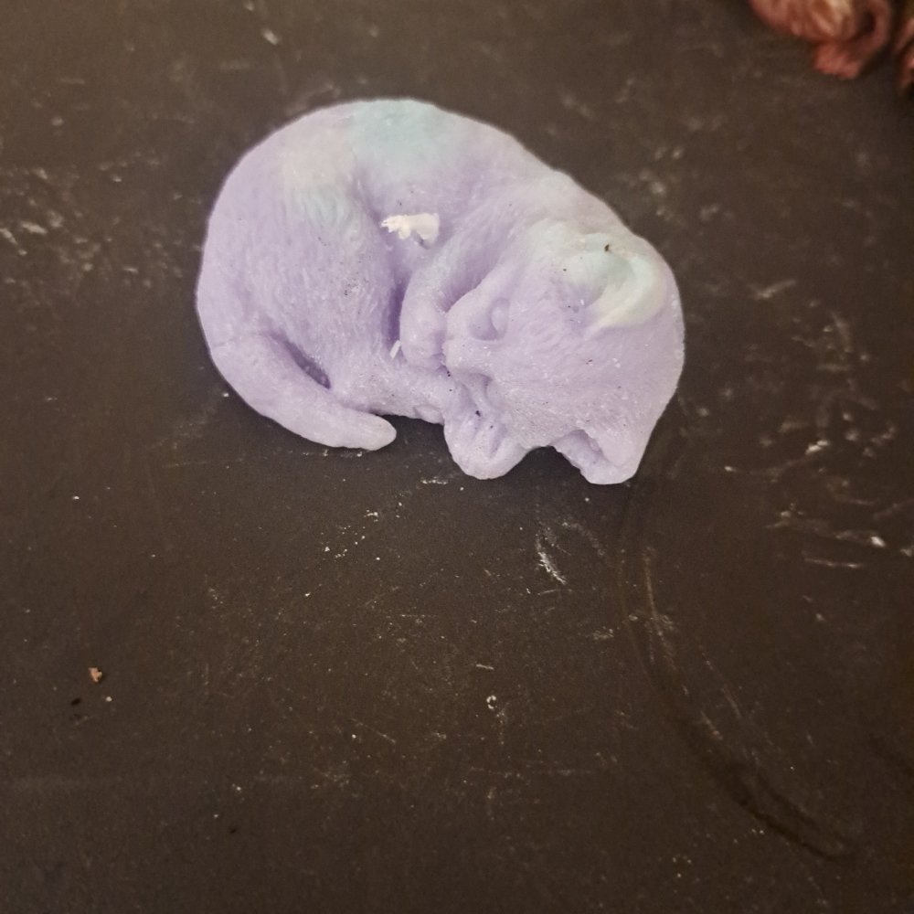 Purple laying kitty scented candle6